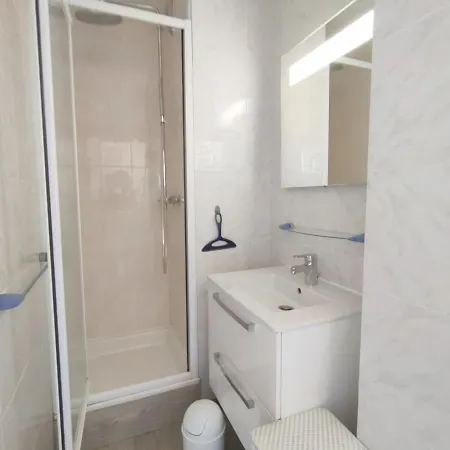 Daire T1 Calme Avec Parking Et Climatisation A - Fr-1-503-171 *